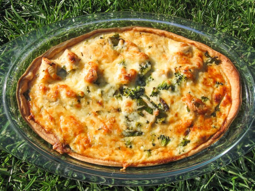 Quiche s brokolicí, kuřecím masem a medvědím česnekem